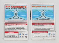 미국 캘리포니아주 샌디에이고 미션 비치에 설치된 경고 표지판. 이안류에 거슬러 헤엄치지 말고 옆으로 헤엄쳐 벗어나거나, 물에 떠서 버티라고 안내한다.