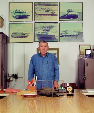 이스라엘 탈이 메르카바 전차 모형과 함께, 2005년