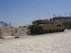 라트룬 전차 박물관에 전시되어 있는 메르카바 Mk.III와 탈의 기념비.