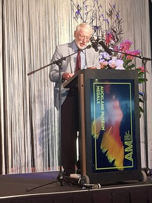 2019년 오클랜드 전쟁 기념 박물관 명예 준회원이 된 뉴질랜드 식물학자 마이크 D. 윌콕스(Mike D. Wilcox)