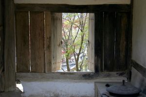 안동 도산서원에 있는 한국 전통 부엌으로 오른쪽 아래에 가마솥이 보인다