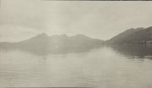 1909년, 메이지 분화 직전에 도야호에서 촬영된 우스산. 당시의 대우수 용암돔(사진 왼쪽)에는 "입암"이라고 불리는 독립된 암괴가 있으며, 그 형태로부터 "토분의 입"이라고도 불렸다.