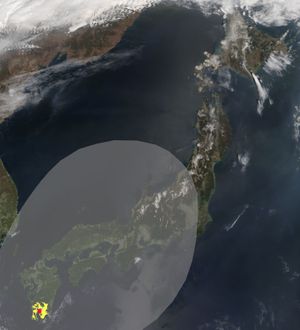 아이라 칼데라(빨간색) 이토 분출 지역. 흰색 음영은 약 10cm 이상의 화산재와 화산쇄설류에서 나온 화산각력암(노란색)의 대략적인 분포를 나타낸다.