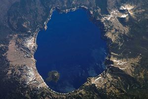 크레이터 호의 위성 사진