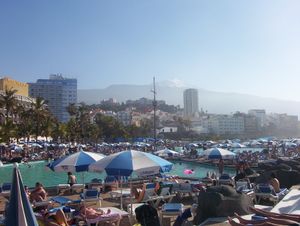 섬 북쪽 푸에르토 데 라 크루스(Puerto de la Cruz), 겨울철 눈 덮인 산을 배경으로