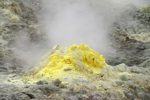 홋카이도(北海道) 아토사누프리(アトサヌプリ)의 화산 가스 분기, 수증기가 희게 보인다. 분기공 주변에는 가스에 포함되어 있던 유황이 퇴적되어 있다.