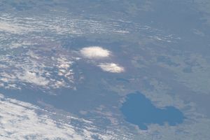 타우포 화산은 저궤도에서 북쪽에서 바라본 큰 푸른색 타우포 호 아래에 주로 위치하며, 남쪽에는 더 작은 로토아이라 호, 그리고 눈으로 덮인 활화산인 통가리로와 루아페후가 보인다.