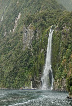 m}}인 스털링 폭포(Stirling Falls). HMS 클리오(Clio) 함장이었던 프레더릭 스털링(Frederick Stirling)의 이름을 따서 명명되었다.