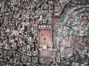 라호르 구시가지(Walled City of Lahore)의 도시 형태를 보여주는 와지르 칸 모스크(Wazir Khan Mosque) 주변 지역