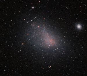 VISTA가 촬영한 소마젤란 은하의 모습. 47 투카나(NGC 104)는 소마젤란 은하 오른쪽에 보인다.