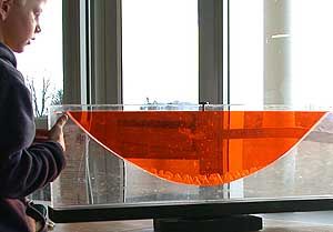 회전하는 유체의 포물선 형태