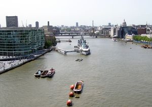 타워 브리지(Tower Bridge) 고가 통행로에서 서쪽을 바라본 런던 풀(Pool of London)