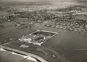 1953년 홍수로 침수된 캔비 섬(Canvey Island)의 해변, 유원지, 주거 지역