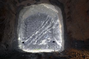 발파굴착 공법으로 굴착된 터널