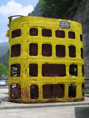 건설 당시 사용된 콘크리트 버킷