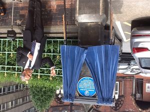 모리스 엘리스 블루 플라크 공개