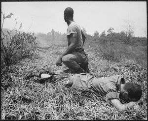 60년대 미국의 외상 환자들은 전쟁터보다 못한 상황에 놓여 있었다(부비트랩에 부상당한 군인이 의무병의 처치를 받고 있다. 베트남.1966).