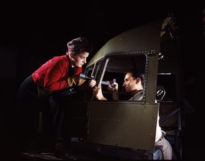 리벳으로 작업하는 남녀 팀이 노스 아메리칸 항공 (1942년) 공장에서 C-47 항공기의 조종석 쉘을 작업하고 있다.
