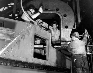 M3 리(M3 Lee) 전차 차체에 리벳을 설치하는 모습