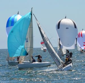 두 가지 항적에 대한 공기역학적 힘. 왼쪽 요트:바람 아래쪽—주된 항력이 요트를 추진하며, 경사 모멘트는 거의 발생하지 않는다. 오른쪽 요트:바람 위쪽(밀착항주)—주된 양력이 요트를 추진하고 경사에도 기여한다.