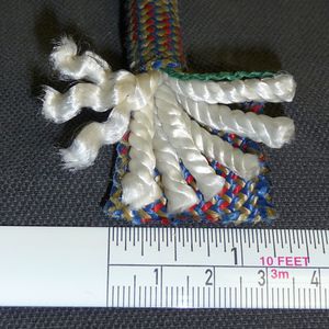 다이나믹 동적 케른멘틀 구조의 암벽 등반 로프. 외피를 잘라 내부의 꼬인 코어 원사와 코어 원사 다발을 보여준다