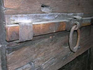 문에 설치된 나무 빗장