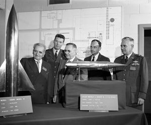왼쪽의 테오도어 폰 카르만(Theodore von Kármán)은 아놀드 공군기지(Arnold Air Force Base)의 고속 고고도 풍동에서 사용되는 두 개의 모델(AGARD-B, SM-65 아틀라스)을 공군 및 NASA 관계자들과 함께 검사하고 있다. (1959년)