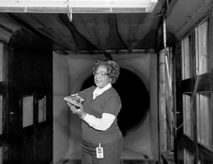 NASA 랭글리 연구 센터(Langley Research Center)에서 풍동 모델과 함께 있는 메리 잭슨(Mary Jackson)