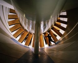 NASA 랭글리 연구 센터의 16피트 천음속 풍동에 사용되었던 팬 날개 (1990년 촬영, 2004년 폐쇄)