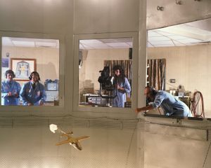 스핀 회복을 돕는 낙하산을 보여주는 수직 풍동 내의 모형 항공기