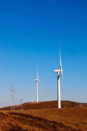 중국 장자커우시 허베이성의 풍력 터빈 군집