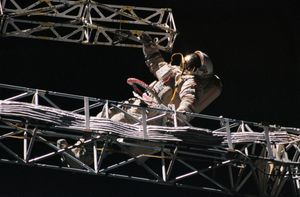 올란 DMA 우주복을 입고 미르 우주 정거장 외부에서 작업하는 유리 오누프리옌코 우주 비행사