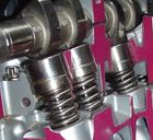 엔진의 단면 모형. 위에서부터 캠, 밸브, 밸브 스프링