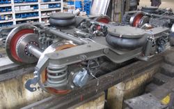 차체를 제거한 상태의 대차. 바퀴 옆에 있는 것이 축바퀴 스프링(코일 스프링). 대차 중앙의 두 개의 검은 고무가 받침대 스프링(공기 스프링).