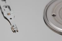 하드디스크 드라이브의 자기 헤드(왼쪽 암 끝부분)