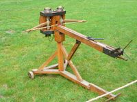 밧줄을 꼬아 만든 비틀림 용수철을 이용하는 투석기의 재현 예