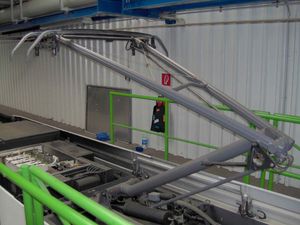 베를린 시내전차의 비대칭 Z자형 집전장치. 이 집전장치는 단일 암 디자인을 사용한다.