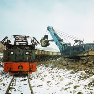 개방형 화차를 위에서 적재하기 위해 오프셋된 가선과 함께 사용되는 경사형 집전장치