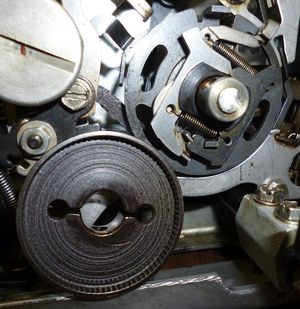 전자식 타자기의 캐스케이드식 폴 단일 회전 클러치