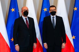 2021년 11월 10일, 바르샤바에서 폴란드 총리 마테우시 모라비에츠키와 회담하는 미셸