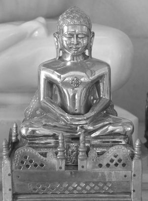 아비난다나타와 그의 상징인 원숭이 조각상