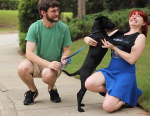 애완견과 함께 있는 한 커플
