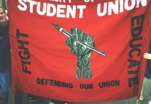 켄트 학생회의 이전 로고가 담긴 이전 배너.