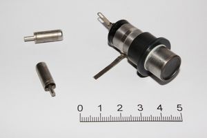 감마선 검출을 위한 두꺼운 벽의 스테인리스강 가이거-뮐러 계수관. 가장 큰 것은 에너지 보상 링이 있고, 다른 것들은 에너지 보상이 되어 있지 않다.