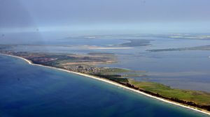 독일 슈트랄준트 근처 히덴제 섬 주변의 연안 석호 경관. 서포메라니아 석호 지역 국립공원 주변에서도 이와 유사한 많은 연안 석호를 찾아볼 수 있다.