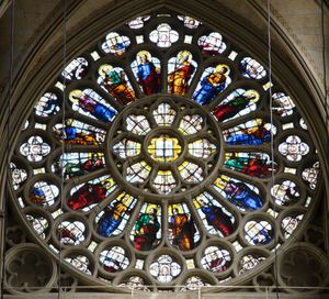 북쪽 횡단부의 장미창은 그리스도와 사도들을 묘사하고 있다.