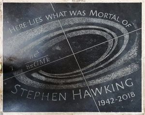회색 나선형 무늬와 방정식, 그리고 "여기 스티븐 호킹의 필멸의 흔적이 잠들다 1942–2018"이라는 글귀가 새겨진 검은색 석판.