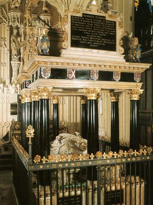 검은색 기둥과 난간이 있는 큰 직사각형 기념물