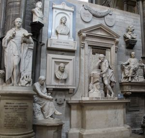 많은 석상과 작가들의 흉상