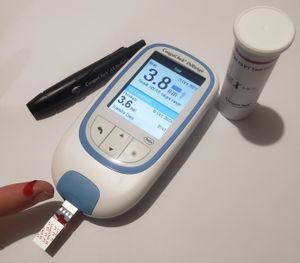 한 방울의 혈액으로 INR 자가 모니터링. INR이 너무 높으므로 와파린 용량을 줄여야 합니다.